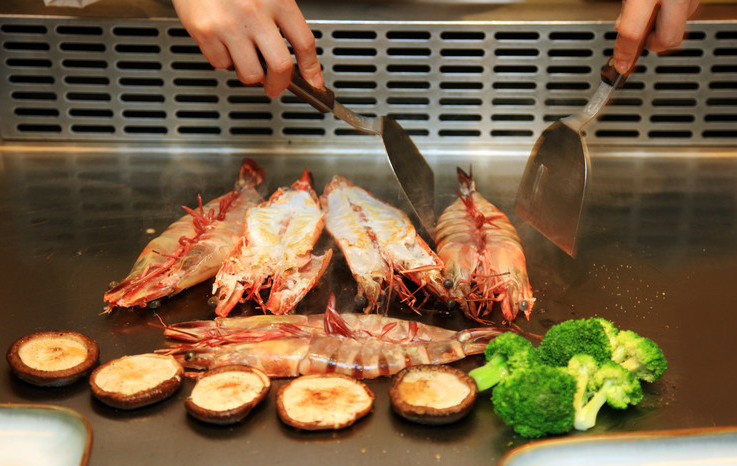 Picture of chef preparing teppanyaki dinner