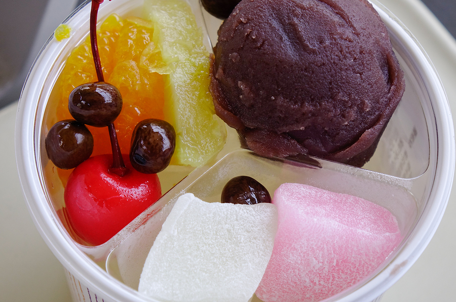 Sweet Japanese-style cakes with fruits and cream. 